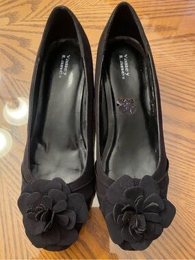 Valley Lane Black Floral Toe Pumps